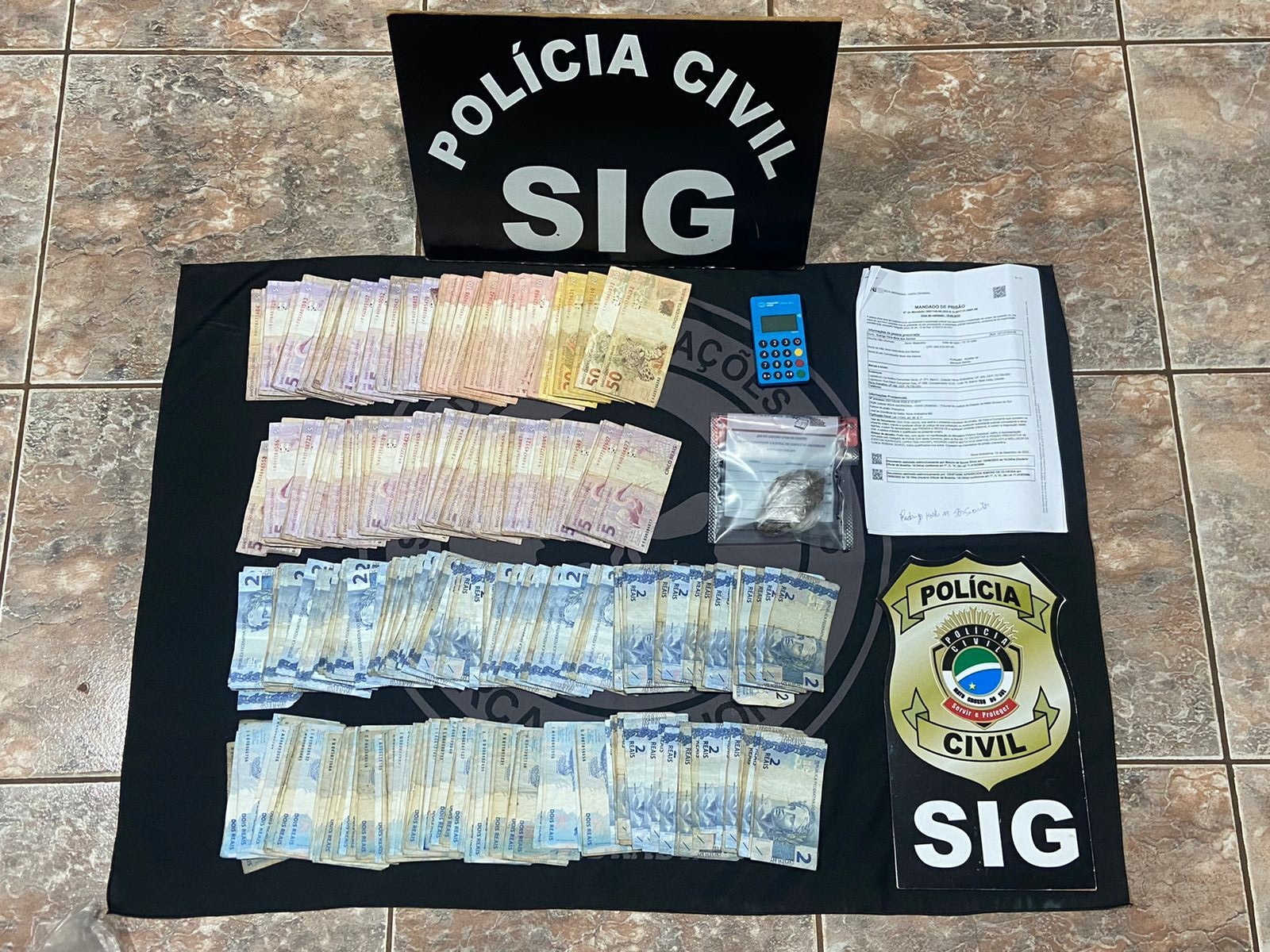 Dinheiro, droga e objeto apreendidos - Foto: Pol&iacute;cia Civil/Divulga&ccedil;&atilde;o